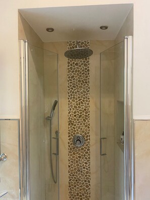 Douche, séchoir à cheveux, bidet, serviettes fournies