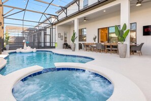 Una piscina cubierta