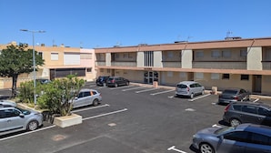 A multi-story parking garage with several cars parked. - Modern T2 in Port-la-Nouvelle - 4/5p - Parking - Seafront (Port-la-Nouvelle)