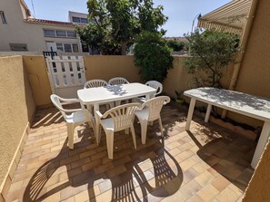 Outdoor dining - T3 Mezzanine Villa with AC, Close to Beach, Parking and Terrace - Sleeps 6 (Port-la-Nouvelle)