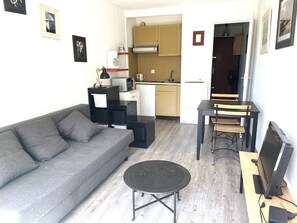Living area - La Grande Motte: Studio 2 Pers, Piscine, Plage Proche (La Grande-Motte)