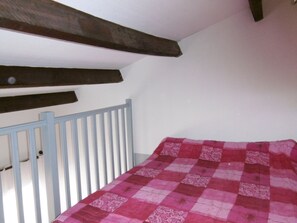 2 bedrooms - Charming 3BR Mezzanine Villa with Patio & Parking, 150m from Beach - Sleeps 6 (Port-la-Nouvelle)