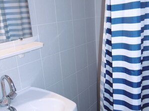 Bathroom - Charming 3BR Mezzanine Villa with Patio & Parking, 150m from Beach - Sleeps 6 (Port-la-Nouvelle)
