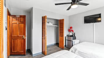 1 bedroom, desk, WiFi, bed sheets