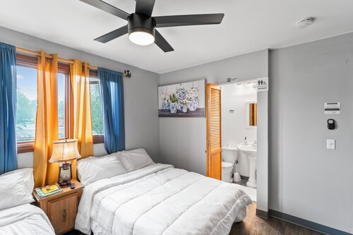 Cozy Private Room with Two Beds And Private Bath