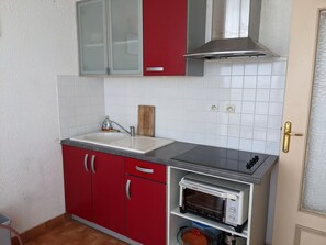 Køleskab, mikrobølgeovn, ovn, kogeplade
