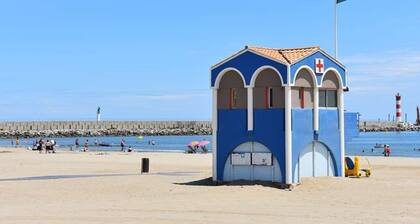 Charming T2 Near Beach with Balconies - Sleeps 4, Fully Equipped, Ideal Location