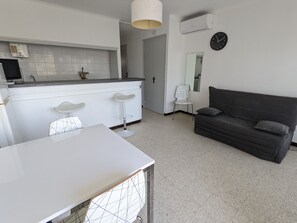 Interior - AC 2-room, 5 pers, Secure Parking, Seafront (Port-la-Nouvelle)