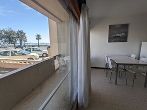 Dining - AC 2-room, 5 pers, Secure Parking, Seafront (Port-la-Nouvelle)
