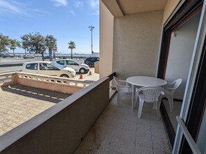 Outdoor dining - AC 2-room, 5 pers, Secure Parking, Seafront (Port-la-Nouvelle)
