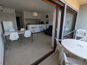 Outdoor dining - Seafront T2 with AC and parking (Port-la-Nouvelle)