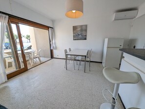 Dining - Seafront T2 with AC and parking (Port-la-Nouvelle)