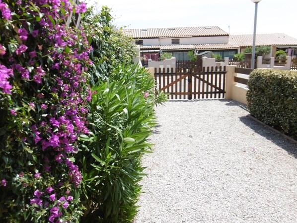 Property grounds - Charming Villa T2 with Courtyard, Veranda & Private Parking, Sleeps 6 - 900m to Beach (Port-la-Nouvelle)