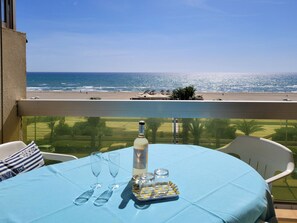 Outdoor dining - Canet-en-Roussillon - Cozy T2 - 4 pers - Private Parking - Air conditioning (Canet-en-Roussillon)