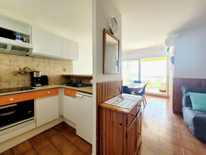 Fridge, microwave, oven, stovetop - Canet-en-Roussillon - Cozy T2 - 4 pers - Private Parking - Air conditioning (Canet-en-Roussillon)