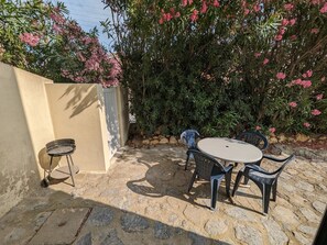 Outdoor dining - Charming T2 Apt, Garden, 150m to Beach, Parking, Sleeps 4, BBQ, 2*Rated (Port-la-Nouvelle)
