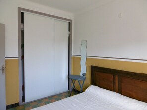 1 bedroom - Charming T2 Apt, Garden, 150m to Beach, Parking, Sleeps 4, BBQ, 2*Rated (Port-la-Nouvelle)