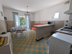 TV - Charming T2 Apt, Garden, 150m to Beach, Parking, Sleeps 4, BBQ, 2*Rated (Port-la-Nouvelle)