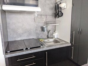 Fridge, microwave, stovetop, coffee/tea maker - Charming 1-Bedroom Apt, Beachside, Sea View, 4 Guests, Parking (Port-la-Nouvelle)