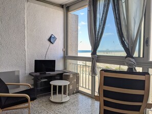 TV - Charming 1-Bedroom Apt, Beachside, Sea View, 4 Guests, Parking (Port-la-Nouvelle)