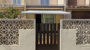 A gated entrance with a decorative metal fence and a concrete wall. - Charming 2-Bedroom Villa with AC, 400m from Beach, Sleeps 5/6 (Port-la-Nouvelle)