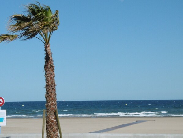 På stranden