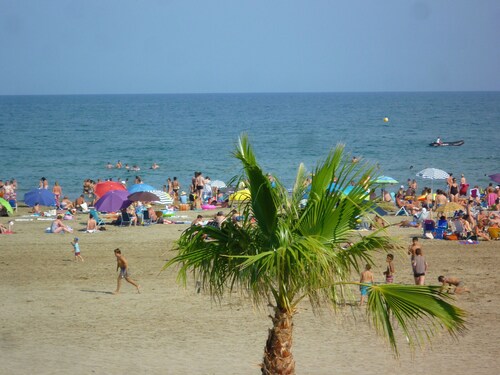 Air-conditioned T2 apartment with parking, near the beach, sleeps 5