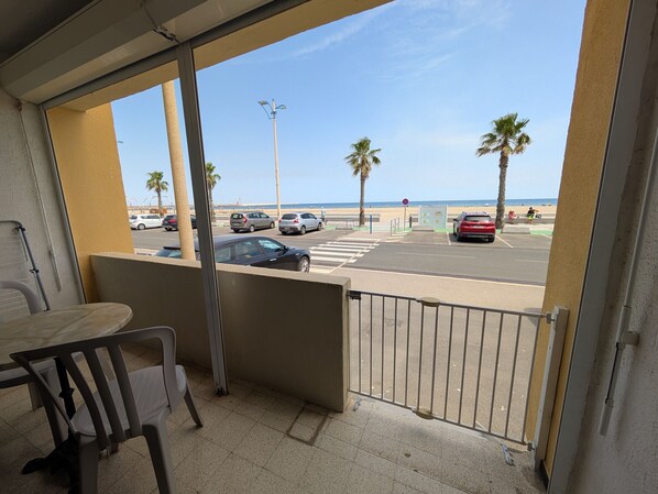 Interior - Seafront T2 for 4 people, ground floor with Parking (Port-la-Nouvelle)