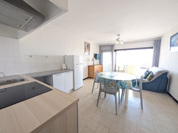Interior - Seafront T2 for 4 people, ground floor with Parking (Port-la-Nouvelle)