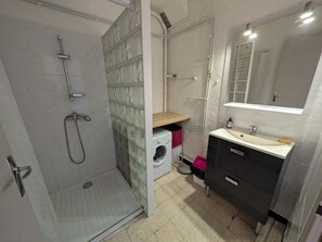 Bathroom - Seafront T2 for 4 people, ground floor with Parking (Port-la-Nouvelle)