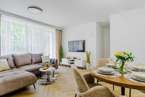 TV, offices - Lumina 4-room apart near Pałac Kultury (Warszawa BIG)