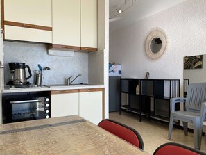 Réfrigérateur, micro-ondes, plaque de cuisson, cafetière/bouilloire