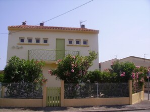 Exterior - Cozy Ground-Floor T2 for 4 with Terrace, Garden, and Parking; Steps from Beach and Market (Port-la-Nouvelle)