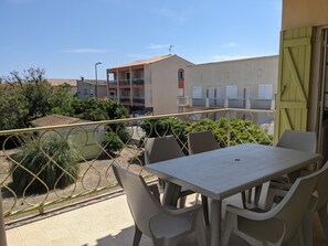 Outdoor dining - Charming T4 Villa, 150m Beach, AC, Terrace, Garden, Parking, Sleeps 6 (Port-la-Nouvelle)