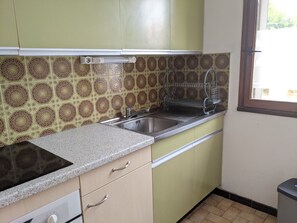 Kjøleskap, mikrobølgeovn, ovn og kokeplater