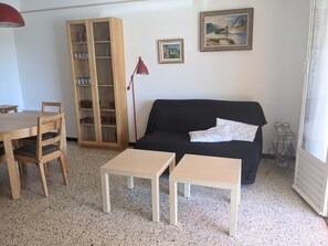 TV - Ground Floor 2-Bedroom Apartment with Sea View, 60m from Beach, Private Parking (Port-la-Nouvelle)