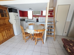 Fridge, oven, stovetop, coffee/tea maker