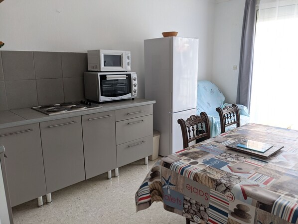 Fridge, microwave, oven, stovetop - Charming T2 with Courtyards, AC, Near Beach for 5 People (Port-la-Nouvelle)