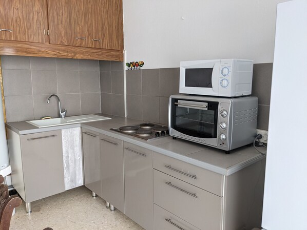 Réfrigérateur, micro-ondes, four, plaque de cuisson