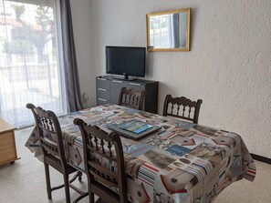 Interior - Charming T2 with Courtyards, AC, Near Beach for 5 People (Port-la-Nouvelle)