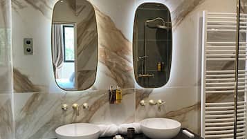 Secadora de cabello, toallas, jabón, shampoo