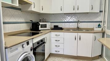 Refrigerador, microondas, horno y cafetera y tetera