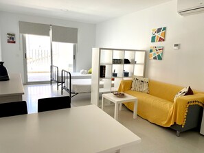 TV - New apartment in Torrox Costa, 20m from the beach, air conditioning, Wi-Fi (Torrox Costa)