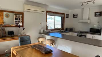 Kühlschrank, Mikrowelle, Herdplatte, Toaster