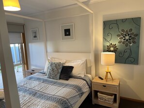 2 bedrooms, iron/ironing board, WiFi, bed sheets - Lazy Sails Port - Pets welcome outside , WiFi (Robe)