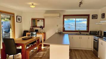 Kühlschrank, Mikrowelle, Herdplatte, Toaster