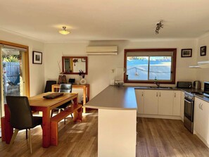 Fridge, microwave, stovetop, toaster - Lazy Sails Port - Pets welcome outside , WiFi (Robe)