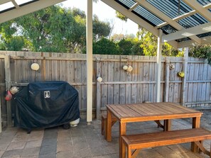 Outdoor dining - Lazy Sails Port - Pets welcome outside , WiFi (Robe)