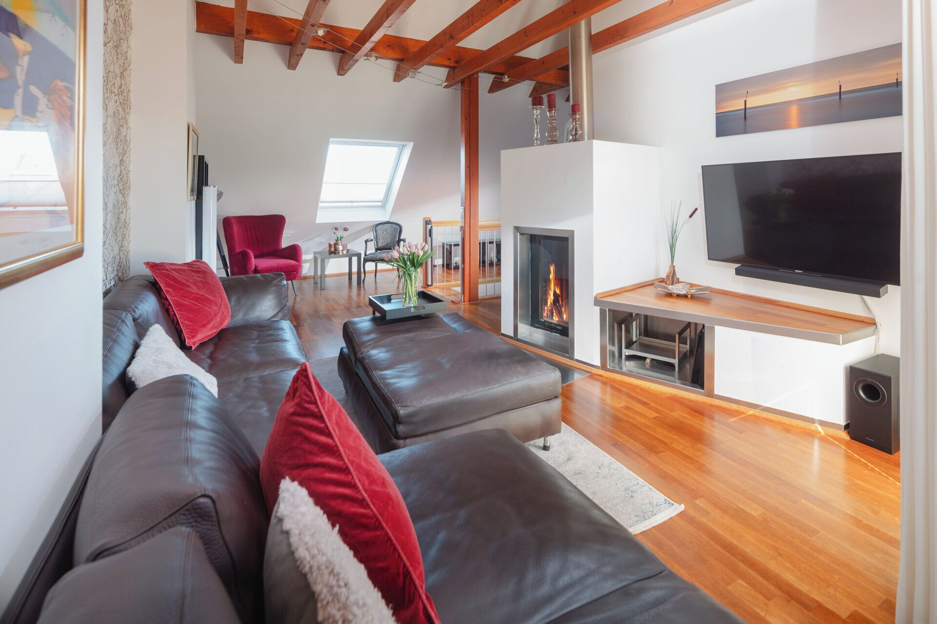 Fernseher, Kamin, Tischtennisplatte, Stereoanlage