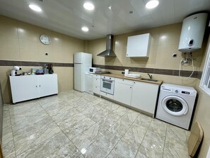 Réfrigérateur, micro-ondes, cafetière/bouilloire, grille-pain